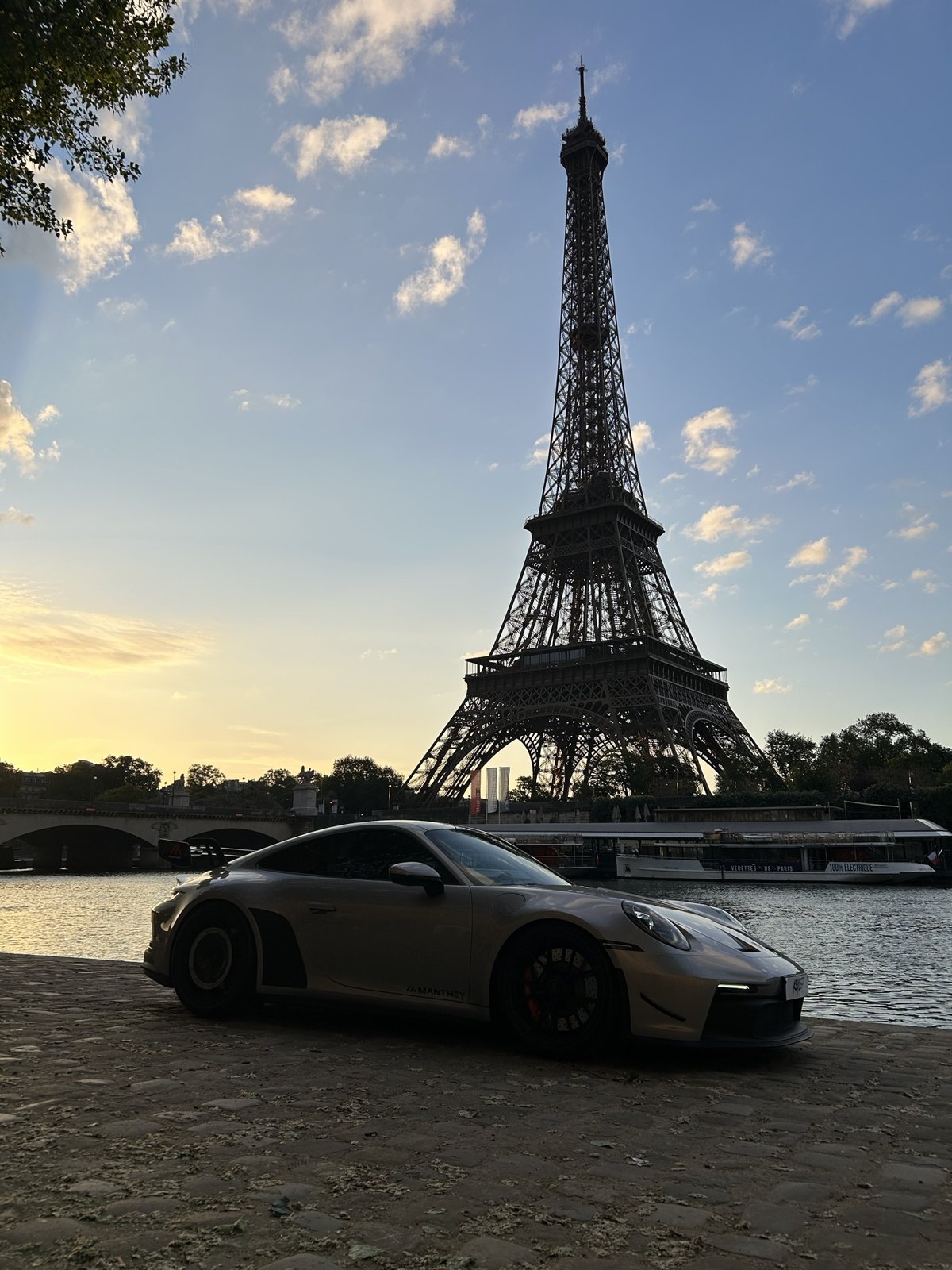 Porsche au pied de la tour Eiffel au coucher du soleil, tournage Orion Studio