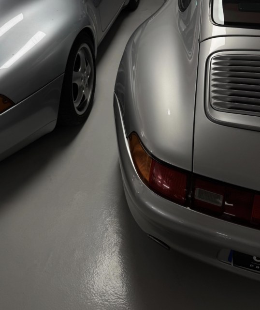 Deux Porsche grises dans un garage